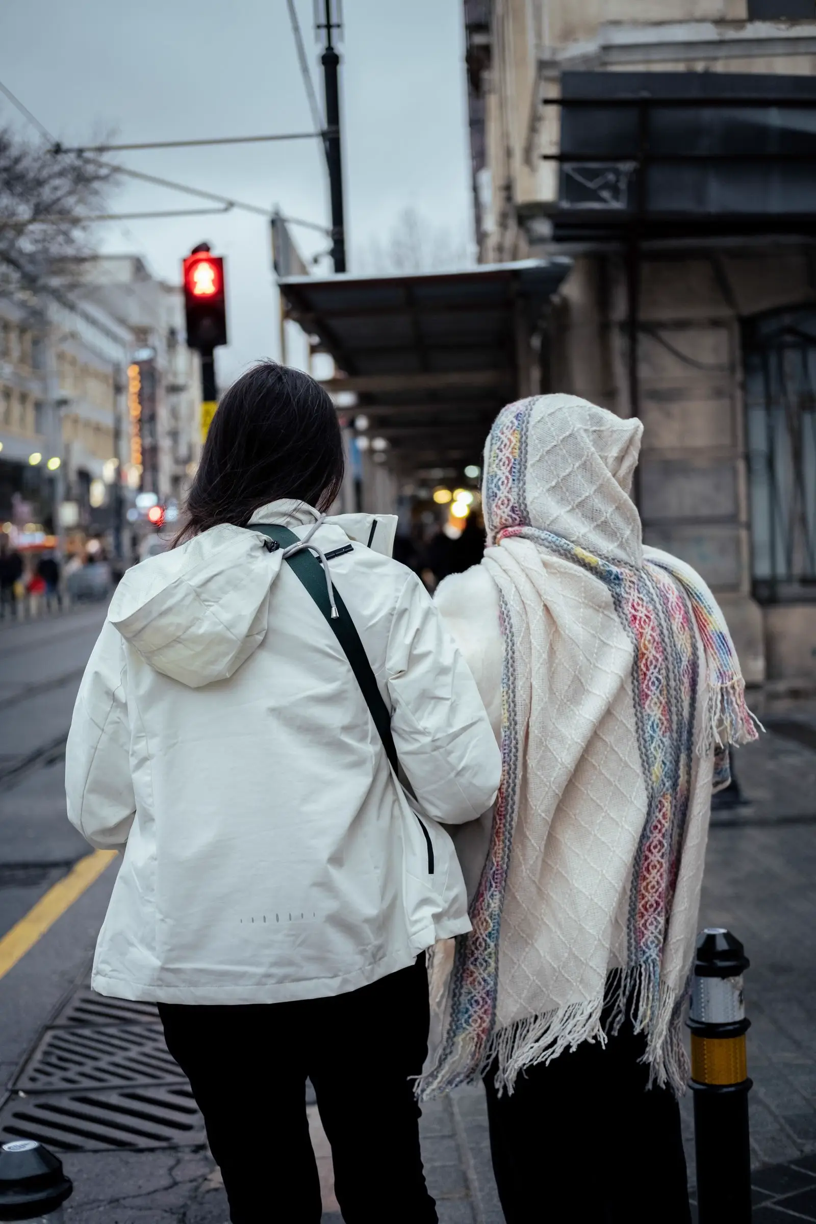 Duas pessoas caminhando juntas na cidade