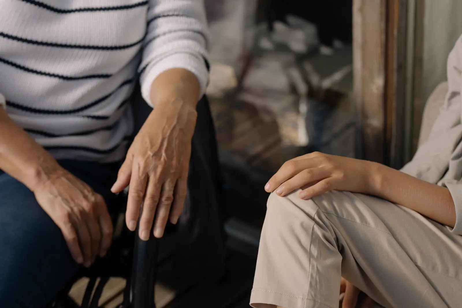 Mãos de duas pessoas durante uma conversa